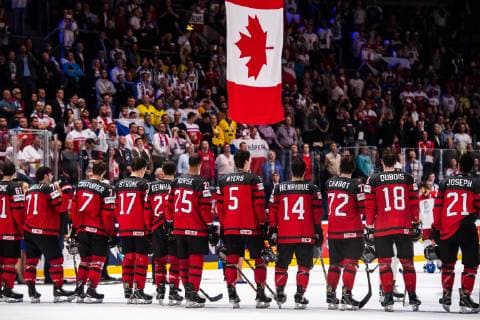 190525 Players of Canada gathers in front of the Canadian flag after the 2019 IIHF Ice hockey, Eishockey World Championship, WM, Weltmeisterschaft semifinal game between Canada and Czech Republic on May 25, 2019 in Bratislava. Photo: Joel Marklund BILDBYRAN kod JM 87960 Copyright: JOELxMARKLUND BB190525JM076