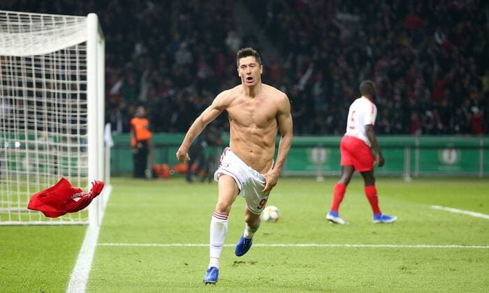 Sport Themen der Woche KW21 Sport Bilder des Tages RB Leipzig - Bayern Muenchen Fussball DFB Pokal Finale Berlin, 25.05.2019, Olympiastadion, Fussball, DFB-Pokal, Finale. , RB Leipzig vs. FC Bayern München , Tor für Bayern. Im Bild: Robert Lewandowski (9,Bayern) bejubelt seinen Treffer zum 0:3. , DFB regulations prohibit any use of photographs as image sequences and or quasi-video. , *** RB Leipzig Bayern Muenchen Football DFB Cup Final Berlin, 25 05 2019, Olympic Stadium, Football, DFB Cup, Final , RB Leipzig vs FC Bayern Munich , Goal for Bayern Im Bild Robert Lewandowski 9,Bayern cheers for his goal to 0 3 , DFB regulations prohibit any use of photographs as image sequences and or quasi video ,