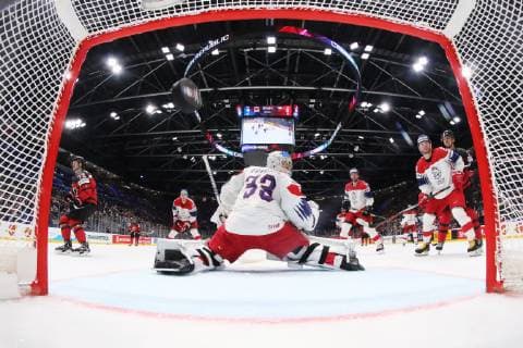 190525 Thomas Chabot of Canada scores 5-0 behind goaltender Pavel Francouz of Czech Republic during the 2019 IIHF Ice hockey, Eishockey World Championship, WM, Weltmeisterschaft semifinal game between Canada and Czech Republic on May 25, 2019 in Bratislava. Photo: Andre Ringuette Pool BILDBYRAN Copyright: ANDRExRINGUETTE BB190525ZS003