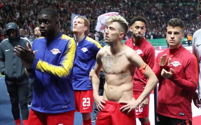 Fußball, DFB-Pokalfinale 2018 2019, RB Leipzig - FC Bayern München RB Leipzig - Bayern Muenchen Fussball DFB Pokal Finale Berlin, 25.05.2019, Fussball, DFB-Pokal, Finale , Rasenballsport Leipzig vs. FC Bayern München 0:3 (0:1) , Im Bild; Enttäuschung bei den Leipziger nach dem Spiel. Dayot Upamecano (5, RB Leipzig), Marcel Halstenberg (23, RB Leipzig), Kevin Kampl (44, RB Leipzig), Matheus Cunha (20, RB Leipzig) und Diego Demme (31, RB Leipzig). , Gemäß den Vorgaben der DFB Deutscher Fussballbund ist es untersagt, in dem Stadion und oder vom Spiel angefertigte Fotoaufnahmen in Form von Sequenzbildern und oder videoähnlichen Fotostrecken zu verwerten bzw. verwerten zu lassen. ,