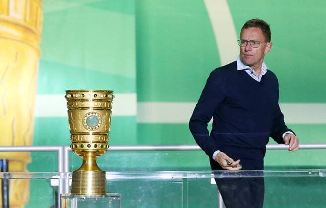 Fußball, DFB-Pokalfinale 2018 2019, RB Leipzig - FC Bayern München RB Leipzig - Bayern Muenchen Fussball DFB Pokal Finale Berlin, 25.05.2019, Olympiastadion, Fussball, DFB-Pokal, Finale. , RB Leipzig vs. FC Bayern München 0:3 (0:1) , Im Bild: Trainer Ralf Rangnick vom unterlegen RBL mit Blick zum Pokal. , DFB regulations prohibit any use of photographs as image sequences and or quasi-video. ,