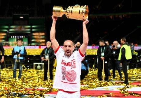 25.05.2019, xfux, Fussball DFB Pokal Finale, RB Leipzig - FC Bayern Muenchen, emspor, v.l. Franck Ribery (FC Bayern Muenchen) jubeln jubelt nach Spielende mit dem DFB Pokal (DFL DFB REGULATIONS PROHIBIT ANY USE OF PHOTOGRAPHS as IMAGE SEQUENCES and or QUASI-VIDEO) Berlin