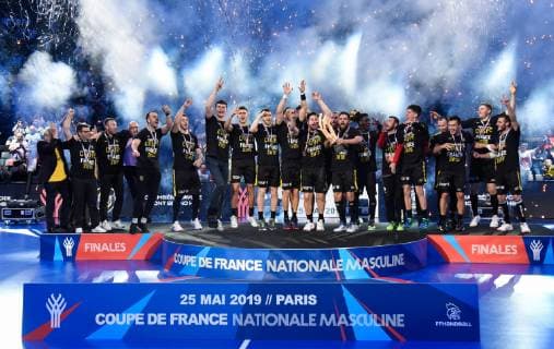 Sport Bilder des Tages Joie des joueurs de l equipe Chambery - trophee HANDBALL : Chambery Savoie Mont Blanc HB vs Dunkerque HB Grand Littoral - Coupe de France - 25 05 2019 FedericoPestellini Panoramic 