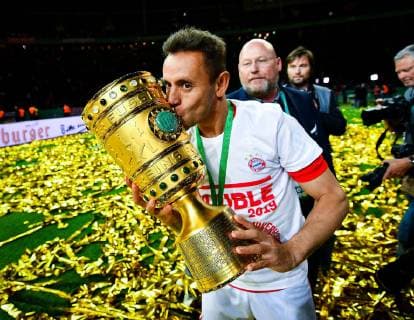 25.05.2019, xfux, Fussball DFB Pokal Finale, RB Leipzig - FC Bayern Muenchen, emspor, v.l. Jubel mit Pokal Rafinha (FC Bayern Muenchen), Freude (DFL DFB REGULATIONS PROHIBIT ANY USE OF PHOTOGRAPHS as IMAGE SEQUENCES and or QUASI-VIDEO) Berlin *** 25 05 2019, xfux, Soccer DFB Cup Final, RB Leipzig FC Bayern Muenchen, emspor, v l Jubel mit Pokal Rafinha FC Bayern Muenchen , Freude DFL DFB REGULATIONS PROHIBIT ANY USE OF PHOTOGRAPHS as IMAGE SEQUENCES and or QUASI VIDEO Berlin