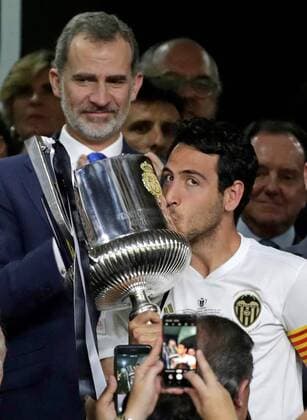 Sport Themen der Woche KW21 Sport Bilder des Tages Valencia CF s captain Daniel Parejo (C) kisses the champion trophy next to Spain s King Felipe VI (L) after the King s Cup final match between Valencia CF and FC Barcelona, Barca played at Benito Villamarin stadium, in Seville, southern Spain, 25 May 2019. FC Barcelona vs Valencia CF !ACHTUNG: NUR REDAKTIONELLE NUTZUNG!  Copyright: xJosexManuelxVidalx GRAFCAT9734 20190525-636944240323021165