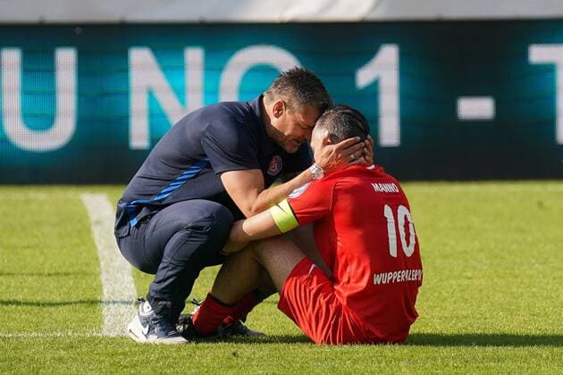 Fußball, Trainerhistorie, Wuppertaler SV Karsten Hutwelker ( Trainer Wuppertaler SV ) tröstet Gaetano Manno ( Wuppertaler SV ), Fussball - Reviersport Niederrheinpokal - Finale - Saison 2018 2019 - KFC Uerdingen 05 vs. Wuppertaler SV, Wuppertal, Stadion am Zoo, 25.05.2019, Wuppertal Stadion am Zoo Nordrhein-Westfalen Deutschland