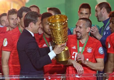 25.05.2019, xfux, Fussball DFB Pokal Finale, RB Leipzig - FC Bayern Muenchen, emspor, v.l. Spieler von FC Bayern Muenchen und Niko Kovac (Trainer FC Bayern Muenchen) jubeln jubelt nach Spielende mit dem Pokal, Franck Ribery (FC Bayern Muenchen) (DFL DFB REGULATIONS PROHIBIT ANY USE OF PHOTOGRAPHS as IMAGE SEQUENCES and or QUASI-VIDEO) Berlin
