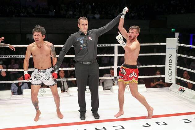 Sport Themen der Woche KW21 Sport Bilder des Tages Gladiator Fightnight 3 - K1 Kickboxen - Deutsche Meisterschaft, Männer bis 67 kg, Chriss Vass (Ingolstadt, rote Hose) gegen Ali Nazari (Lauingen, weisse Hose), Sieger Vass nach Punkten 2:1, Jubel Gladiator Fightnight 3 - K1 Kickboxen *** Gladiator Fightnight 3 K1 Kickboxing German Championship, Men up to 67 kg, Chriss Vass Ingolstadt, red trousers against Ali Nazari Lauingen, white trousers, winner Vass after points 2 1, Jubilation Gladiator Fightnight 3 K1 Kickboxing