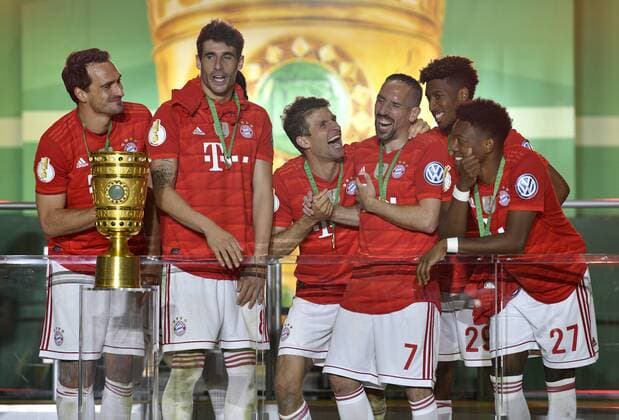 Fußball, DFB-Pokalfinale 2018 2019, RB Leipzig - FC Bayern München Nach Spielende: Siegerehrung Ehrung Pokalübergabe Bayern Spieler warten auf Übergabe v.li.: Mats Hummels FC Bayern München Javi Javier Martinez FC Bayern München Thomas Müller FC Bayern München Franck Ribery FC Bayern München Kingsley Coman FC Bayern München David Alaba FC Bayern München 76. DFB-Pokalfinale RB Leipzig RBL gegen FC Bayern München FCB 25.05.2019 DFL REGULATIONS PROHIBIT ANY USE OF PHOTOGRAPHS AS IMAGE SEQUENCES AND OR QUASI-VIDEO 76. DFB-Pokalfinale RB Leipzig RBL gegen FC Bayern München FCB *** After the end of the game award ceremony honouring cup handover Bayern players are waiting for handover v li Mats Hummels FC Bayern Munich Javi Javi Martinez FC Bayern Munich Thomas Müller FC Bayern Munich Franck Ribery FC Bayern Munich Kingsley Coman FC Bayern Munich David Alaba FC Bayern Munich 76 DFB Cup Final RB Leipzig RBL vs FC Bayern Munich FCB 25 05 2019 DFL REGULATIONS PROHIBIT ANY USE OF PHOTOGRAPHS AS IMAGE SEQUENCES AND OR QUASI VIDEO 76 DFB Cup Final RB Leipzig RBL vs FC Bayern Munich FCB