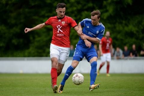 v.li.: Maximilian Lüftl (FC Unterföhring, 5) Tobias Rembeck (Deisenhofen, 11) im Zweikampf, Duell, duel, tackle, Dynamik, Action, Aktion, 25.05.2019, Unterföhring, Fussball, Relegation zur Bayernliga Süd, FC Unterföhring - FC Deisenhofen
