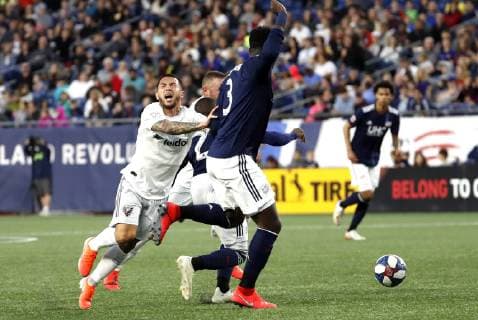FOXBOROUGH, MA - MAY 25: DC United midfielder Luciano Acosta (10) reacts to an elbow to the face from New England Revolution defender Jalil Anibaba (3) during a match between the New England Revolution and DC United on May 25, 2019, at Gillette Stadium in Foxborough, Massachusetts. (Photo by Fred Kfoury III Icon Sportswire) SOCCER: MAY 25 MLS, Fussball Herren, USA - DC United at New England Revolution Icon482190525005