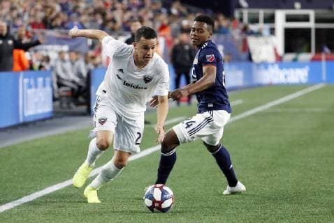 FOXBOROUGH, MA - MAY 25: DC United defender Leonardo Jara (29) slips past New England Revolution midfielder DeJuan Jones (24) during a match between the New England Revolution and DC United on May 25, 2019, at Gillette Stadium in Foxborough, Massachusetts. (Photo by Fred Kfoury III Icon Sportswire) SOCCER: MAY 25 MLS, Fussball Herren, USA - DC United at New England Revolution Icon482190525009