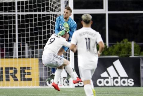 FOXBOROUGH, MA - MAY 25: New England Revolution goalkeeper Matt Turner (30) fouls DC United forward Wayne Rooney (9) during a match between the New England Revolution and DC United on May 25, 2019, at Gillette Stadium in Foxborough, Massachusetts. (Photo by Fred Kfoury III Icon Sportswire) SOCCER: MAY 25 MLS, Fussball Herren, USA - DC United at New England Revolution Icon482190525011