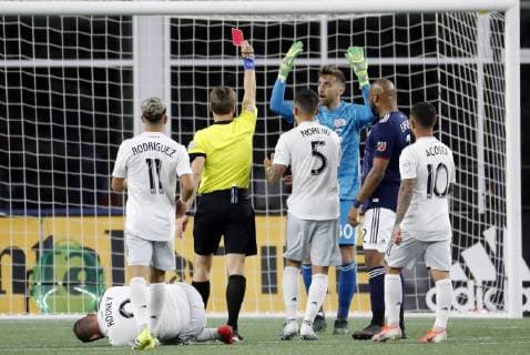 FOXBOROUGH, MA - MAY 25: New England Revolution goalkeeper Matt Turner (30) is red carded by referee Dave Gantar after fouling DC United forward Wayne Rooney (9) during a match between the New England Revolution and DC United on May 25, 2019, at Gillette Stadium in Foxborough, Massachusetts. (Photo by Fred Kfoury III Icon Sportswire) SOCCER: MAY 25 MLS, Fussball Herren, USA - DC United at New England Revolution Icon482190525012