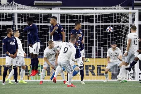 FOXBOROUGH, MA - MAY 25: DC United forward Wayne Rooney (9) bends a free kick to the top ninety during a match between the New England Revolution and DC United on May 25, 2019, at Gillette Stadium in Foxborough, Massachusetts. (Photo by Fred Kfoury III Icon Sportswire) SOCCER: MAY 25 MLS, Fussball Herren, USA - DC United at New England Revolution Icon482190525014