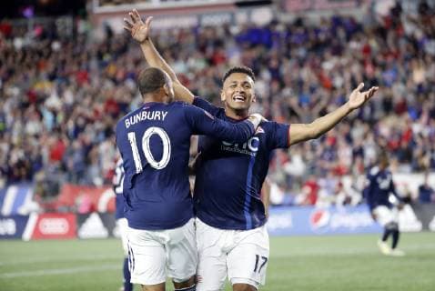 FOXBOROUGH, MA - MAY 25: New England Revolution midfielder Teal Bunbury (10) congratulates New England Revolution forward Juan Agudelo (17) on his short handed goal during a match between the New England Revolution and DC United on May 25, 2019, at Gillette Stadium in Foxborough, Massachusetts. (Photo by Fred Kfoury III Icon Sportswire) SOCCER: MAY 25 MLS, Fussball Herren, USA - DC United at New England Revolution Icon482190525018