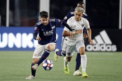 FOXBOROUGH, MA - MAY 25: New England Revolution forward Carles Gil (22) chased by DC United midfielder Lucas Rodriguez (11) during a match between the New England Revolution and DC United on May 25, 2019, at Gillette Stadium in Foxborough, Massachusetts. (Photo by Fred Kfoury III Icon Sportswire) SOCCER: MAY 25 MLS, Fussball Herren, USA - DC United at New England Revolution Icon482190525020