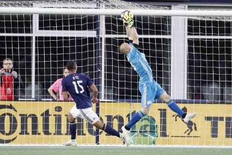 FOXBOROUGH, MA - MAY 25: New England Revolution goalkeeper Brad Knighton (18) hauls in a cross during a match between the New England Revolution and DC United on May 25, 2019, at Gillette Stadium in Foxborough, Massachusetts. (Photo by Fred Kfoury III Icon Sportswire) SOCCER: MAY 25 MLS, Fussball Herren, USA - DC United at New England Revolution Icon482190525023