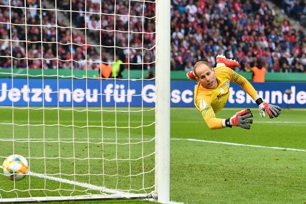 Fußball, DFB-Pokalfinale 2018 2019, RB Leipzig - FC Bayern München Torwart Peter GULACSI (L) hechtet und schaut ,wie der Ball im Tor landet zum 0-1, Aktion, Fussball,Saison 2018 19, DFB Pokal Finale RB Leipzig (L) - FC Bayern Muenchen (M) 0-3, im Olympiastadion in Berlin am 25.05.2019. *** Goalkeeper Peter GULACSI L pants and watches, how the ball lands in the goal to 0 1, action, football, season 2018 19, DFB cup final RB Leipzig L FC Bayern Muenchen M 0 3, in the Olympic Stadium in Berlin on 25 05 2019