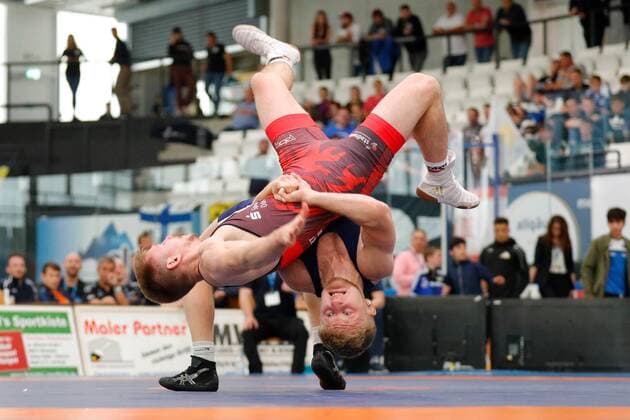 Sport Themen der Woche KW21 Sport Bilder des Tages Deutsche Meisterschaften im Ringen 2019 Kaufbeuren, Deutschland 25. Mai 2019 Deutsche Meisterschaften im griechisch roemisch Stil. 67kg Andrej Ginc (rot RSV Frankfurt Oder) vs. Witalis Lazovski (blau SV Burghausen) *** German Championships in Wrestling 2019 Kaufbeuren, Germany 25 May 2019 German Championships in Greek-Roman Style 67kg Andrej Ginc red RSV Frankfurt Oder vs Witalis Lazovski blue SV Burghausen