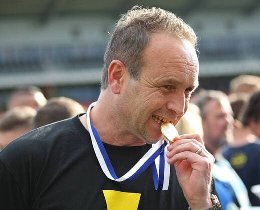 25.05.2019, xmohx, Fußball Saarlandpokal Finale , SV Elversberg - 1.FC Saarbruecken emspor, v.l. Trainer Dirk Lottner (1.FC Saarbrücken) mit der Medialle vom Saarlandpokal-Sieg (DFL DFB REGULATIONS PROHIBIT ANY USE OF PHOTOGRAPHS as IMAGE SEQUENCES and or QUASI-VIDEO) Elversberg