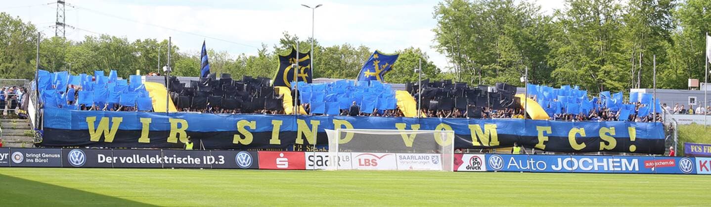 Fußball, Stadiongeschichte 1. FC Saarbrücken 25.05.2019, xmohx, Fußball Saarlandpokal Finale , SV Elversberg - 1.FC Saarbruecken emspor, v.l. Die Fans vom 1.FC Saarbrücken mit einer Choreopgraphie (DFL DFB REGULATIONS PROHIBIT ANY USE OF PHOTOGRAPHS as IMAGE SEQUENCES and or QUASI-VIDEO) Elversberg