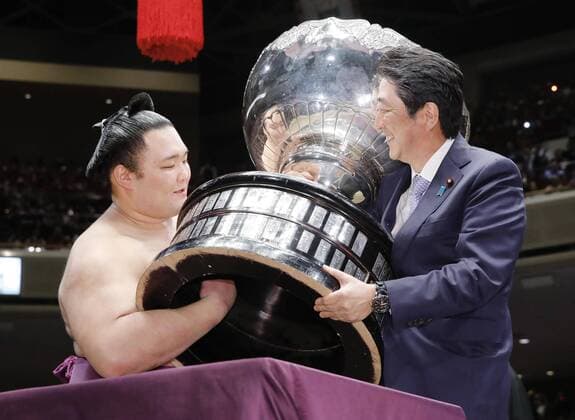 Sport Themen der Woche KW21 Sport Bilder des Tages Summer Grand Sumo Tournament Summer Grand Sumo Tournament winner Asanoyama (L) receives a cup from Japanese Prime Minister Shinzo Abe at Tokyo s Ryogoku Kokugikan on May 26, 2019. 