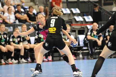 Monika Kobylinska (TusSies Metzingen 8) gegen Laura Winkler (SV Union Halle-Neustadt 9) DHB, Handbal, Frauen, DHB Pokal, Olymp Final 4, Spiel um Platz 3, 26.05.2019, Foto:TBaur Eibner TusSies Metzingen vs. SV Union Halle-Neustadt Stuttgart Copyright: xEIBNER TobiasxBaurx EP_TBR