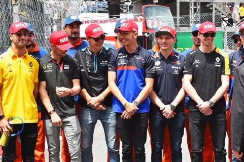 26.05.2019, xekx, Formel 1 FIA, 2019 Monaco Grand Prix - Rennen emspor, v.l. Tribute to Niki Lauda, Formel 1 Fahrer mit Niki Lauda Cap (DFL DFB REGULATIONS PROHIBIT ANY USE OF PHOTOGRAPHS as IMAGE SEQUENCES and or QUASI-VIDEO) Monte Carlo