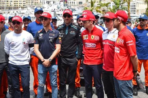 26.05.2019, xekx, Formel 1 FIA, 2019 Monaco Grand Prix - Rennen emspor, v.l. Tribute to Niki Lauda, Formel 1 Fahrer mit Niki Lauda Cap (DFL DFB REGULATIONS PROHIBIT ANY USE OF PHOTOGRAPHS as IMAGE SEQUENCES and or QUASI-VIDEO) Monte Carlo
