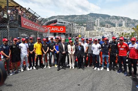 26.05.2019, xekx, Formel 1 FIA, 2019 Monaco Grand Prix - Rennen emspor, v.l. Tribute to Niki Lauda, Formel 1 Fahrer mit Niki Lauda Cap (DFL DFB REGULATIONS PROHIBIT ANY USE OF PHOTOGRAPHS as IMAGE SEQUENCES and or QUASI-VIDEO) Monte Carlo