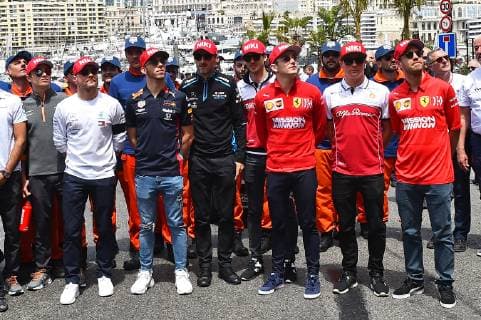 26.05.2019, xekx, Formel 1 FIA, 2019 Monaco Grand Prix - Rennen emspor, v.l. Tribute to Niki Lauda, Formel 1 Fahrer mit Niki Lauda Cap (DFL DFB REGULATIONS PROHIBIT ANY USE OF PHOTOGRAPHS as IMAGE SEQUENCES and or QUASI-VIDEO) Monte Carlo