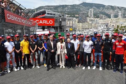 26.05.2019, xekx, Formel 1 FIA, 2019 Monaco Grand Prix - Rennen emspor, v.l. Tribute to Niki Lauda, Formel 1 Fahrer mit Niki Lauda Cap (DFL DFB REGULATIONS PROHIBIT ANY USE OF PHOTOGRAPHS as IMAGE SEQUENCES and or QUASI-VIDEO) Monte Carlo