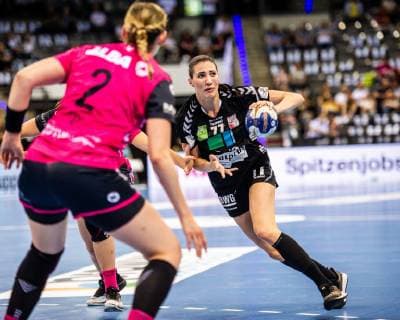 TuS Metzingen - SV Union Halle-Neustadt Divak, Viktoria (SV Union Halle-Neustadt 77) Zapf, Marlene (TuS Metzingen 2) beim Spiel des DHB-Pokal Olymp FINAL4 TuS Metzingen vs. SV Union Halle-Neustadt. Stuttgart. 26.05.19 Handball DHB-Pokal , Stuttgart Baden Wuerttemberg Deutschland Porsche Arena