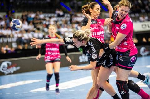TuS Metzingen - SV Union Halle-Neustadt Fanina, Ekaterina (SV Union Halle-Neustadt 5) Zapf, Marlene (TuS Metzingen 2) Kobylinska, Monika (TuS Metzingen 8) beim Spiel des DHB-Pokal Olymp FINAL4 TuS Metzingen vs. SV Union Halle-Neustadt. Stuttgart. 26.05.19 Handball DHB-Pokal , Stuttgart Baden Wuerttemberg Deutschland Porsche Arena