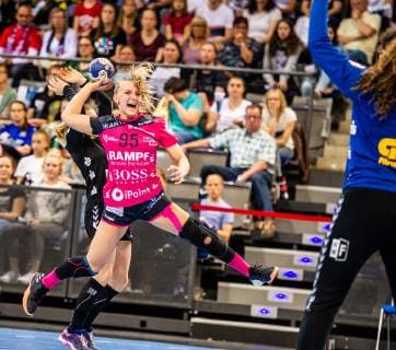 TuS Metzingen - SV Union Halle-Neustadt Korsos, Dorina (TuS Metzingen 95) Gois, Isabel (SV Union Halle-Neustadt 1) beim Spiel des DHB-Pokal Olymp FINAL4 TuS Metzingen vs. SV Union Halle-Neustadt. Stuttgart. 26.05.19 Handball DHB-Pokal , Stuttgart Baden Wuerttemberg Deutschland Porsche Arena