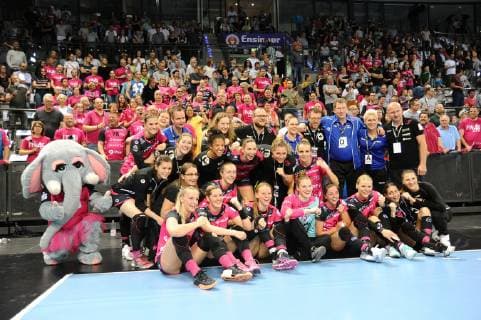die TusSies feiern den 3.Platz beim DHB-Pokal mit ihren Fans DHB, Handbal, Frauen, DHB Pokal, Olymp Final 4, Spiel um Platz 3, 26.05.2019, Foto:TBaur Eibner TusSies Metzingen vs. SV Union Halle-Neustadt Stuttgart Copyright: xEIBNER TobiasxBaurx EP_TBR