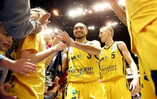 Peyton Siva, Niels Giffey mit Fans abklatschend Freude Emotion jubelnd Jubel nach Spielende Basketball BBL Bundesliga Herren PlayOff Viertelfinale Saison 2018 2019 26.05.2019 ALBA Berlin vs. ratiopharm Ulm