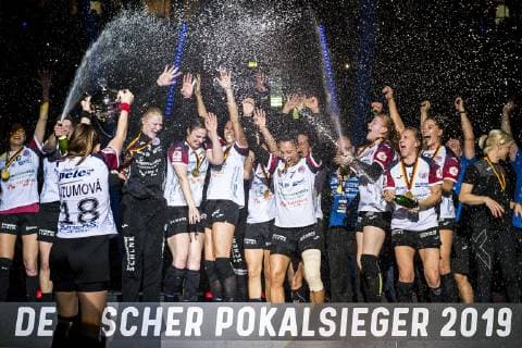 Stuttgart, Deutschland 26. Mai 2019: HBF - Pokalfinale - Thueringer HC vs. SG BBM Bietigheim die Mannschaft vom Thüringer HC mit dem DHB Pokal, Schlussjubel Schlußjubel Emotion Freude Stuttgart Porsche Arena Baden-Württemberg Deutschland