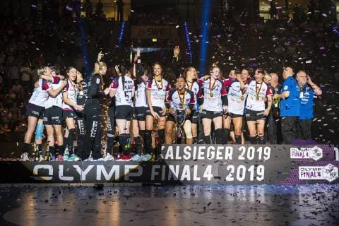 Stuttgart, Deutschland 26. Mai 2019: HBF - Pokalfinale - Thueringer HC vs. SG BBM Bietigheim die Mannschaft vom Thüringer HC mit dem DHB Pokal, Schlussjubel Schlußjubel Emotion Freude Stuttgart Porsche Arena Baden-Württemberg Deutschland
