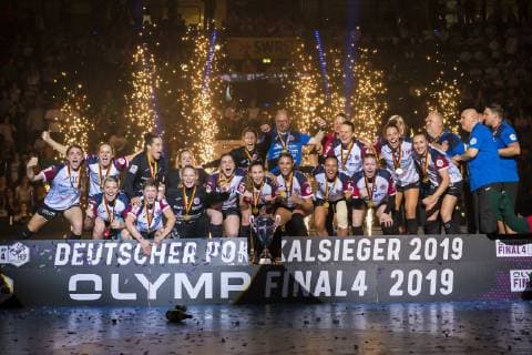 Stuttgart, Deutschland 26. Mai 2019: HBF - Pokalfinale - Thueringer HC vs. SG BBM Bietigheim die Mannschaft vom Thüringer HC mit dem DHB Pokal, Schlussjubel Schlußjubel Emotion Freude Stuttgart Porsche Arena Baden-Württemberg Deutschland