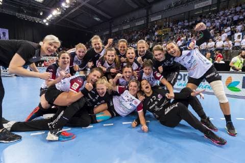 Stuttgart, Deutschland 26. Mai 2019: HBF - Pokalfinale - Thueringer HC vs. SG BBM Bietigheim die Mannschaft vom Thüringer HC, Schlussjubel Schlußjubel Emotion Freude Stuttgart Porsche Arena Baden-Württemberg Deutschland