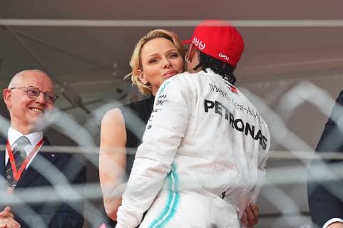 Sport Bilder des Tages 26.05.2019, xekx, Formel 1 FIA, 2019 Monaco Grand Prix - Rennen emspor, v.l. Charlene von Monaco beglückwünscht Sieger Lewis Hamilton (Mercedes-AMG Petronas) (DFL DFB REGULATIONS PROHIBIT ANY USE OF PHOTOGRAPHS as IMAGE SEQUENCES and or QUASI-VIDEO) Monte Carlo