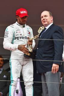 26.05.2019, xekx, Formel 1 FIA, 2019 Monaco Grand Prix - Rennen emspor, Albert II. Prinz von Monaco beglückwünscht Sieger Lewis Hamilton (Mercedes-AMG Petronas) (DFL DFB REGULATIONS PROHIBIT ANY USE OF PHOTOGRAPHS as IMAGE SEQUENCES and or QUASI-VIDEO) Monte Carlo