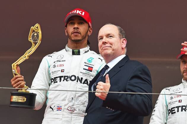 Sport Themen der Woche KW21 26.05.2019, xekx, Formel 1 FIA, 2019 Monaco Grand Prix - Rennen emspor, Albert II. Prinz von Monaco beglückwünscht Sieger Lewis Hamilton (Mercedes-AMG Petronas) (DFL DFB REGULATIONS PROHIBIT ANY USE OF PHOTOGRAPHS as IMAGE SEQUENCES and or QUASI-VIDEO) Monte Carlo *** 26 05 2019, xekx, Formula 1 FIA, 2019 Monaco Grand Prix race emspor, Albert II Prince of Monaco congratulates winner Lewis Hamilton Mercedes AMG Petronas DFL DFB REGULATIONS PROHIBIT ANY USE OF PHOTOGRAPHS as IMAGE SEQUENCES and or QUASI VIDEO Monte Carlo eel-fotografie Eberhard Krieger