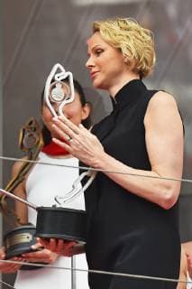 26.05.2019, xekx, Formel 1 FIA, 2019 Monaco Grand Prix - Rennen emspor, v.l. Charlene von Monaco mit dem Pokal für den 2. Platz (DFL DFB REGULATIONS PROHIBIT ANY USE OF PHOTOGRAPHS as IMAGE SEQUENCES and or QUASI-VIDEO) Monte Carlo