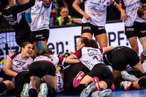 Thueringer HC - SG BBM Bietigheim Siegesjubel beim Thueringer HC beim Spiel des DHB-Pokal Olymp FINAL4 Thueringer HC - SG BBM Bietigheim. Stuttgart. 26.05.19 Handball DHB-Pokal , Stuttgart Baden Wuerttemberg Deutschland Porsche Arena