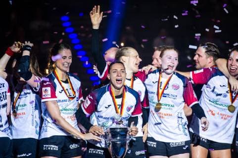 Thueringer HC - SG BBM Bietigheim Sieger des OLYMP FINAL4 DHB Pokal 2019 - hier Mannschaft mit Pokal beim Spiel des DHB-Pokal Olymp FINAL4 Thueringer HC - SG BBM Bietigheim. Stuttgart. 26.05.19 Handball DHB-Pokal , Stuttgart Baden Wuerttemberg Deutschland Porsche Arena