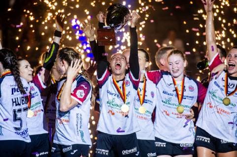 Thueringer HC - SG BBM Bietigheim Sieger des OLYMP FINAL4 DHB Pokal 2019 - hier Mannschaft mit Pokal beim Spiel des DHB-Pokal Olymp FINAL4 Thueringer HC - SG BBM Bietigheim. Stuttgart. 26.05.19 Handball DHB-Pokal , Stuttgart Baden Wuerttemberg Deutschland Porsche Arena