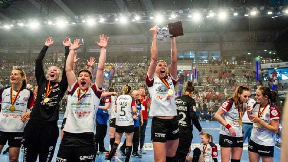 Thueringer HC - SG BBM Bietigheim Sieger des OLYMP FINAL4 DHB Pokal 2019 - hier Mannschaft mit Pokal beim Spiel des DHB-Pokal Olymp FINAL4 Thueringer HC - SG BBM Bietigheim. Stuttgart. 26.05.19 Handball DHB-Pokal , Stuttgart Baden Wuerttemberg Deutschland Porsche Arena